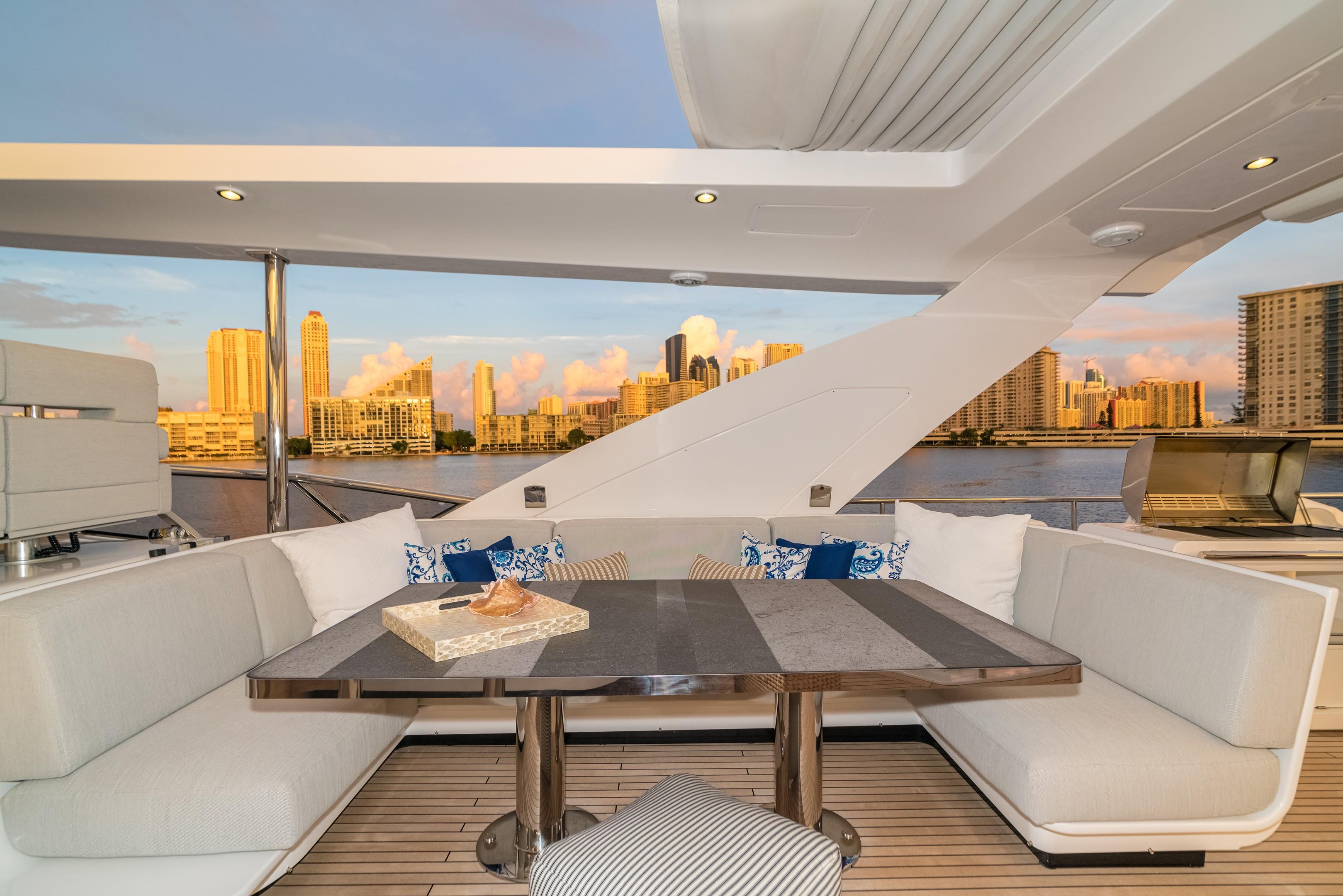 alfresco dining on flybridge.jpg