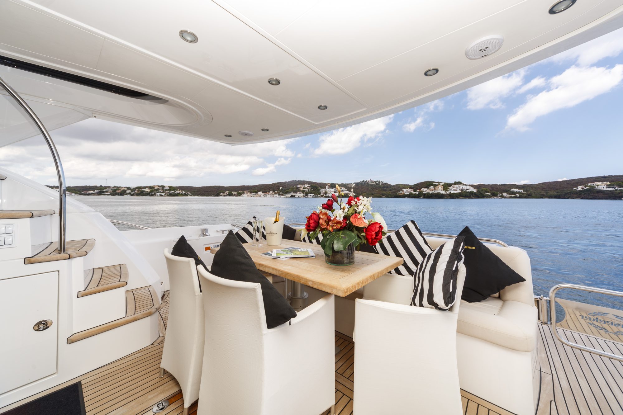 alfresco dining on the aft deck.jpg