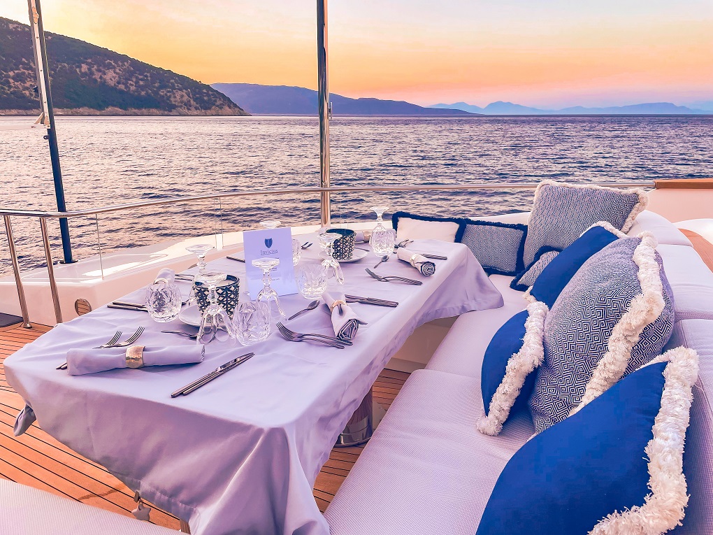 alfresco dining set up © LOIC B. PHOTOGRAPHE.jpg