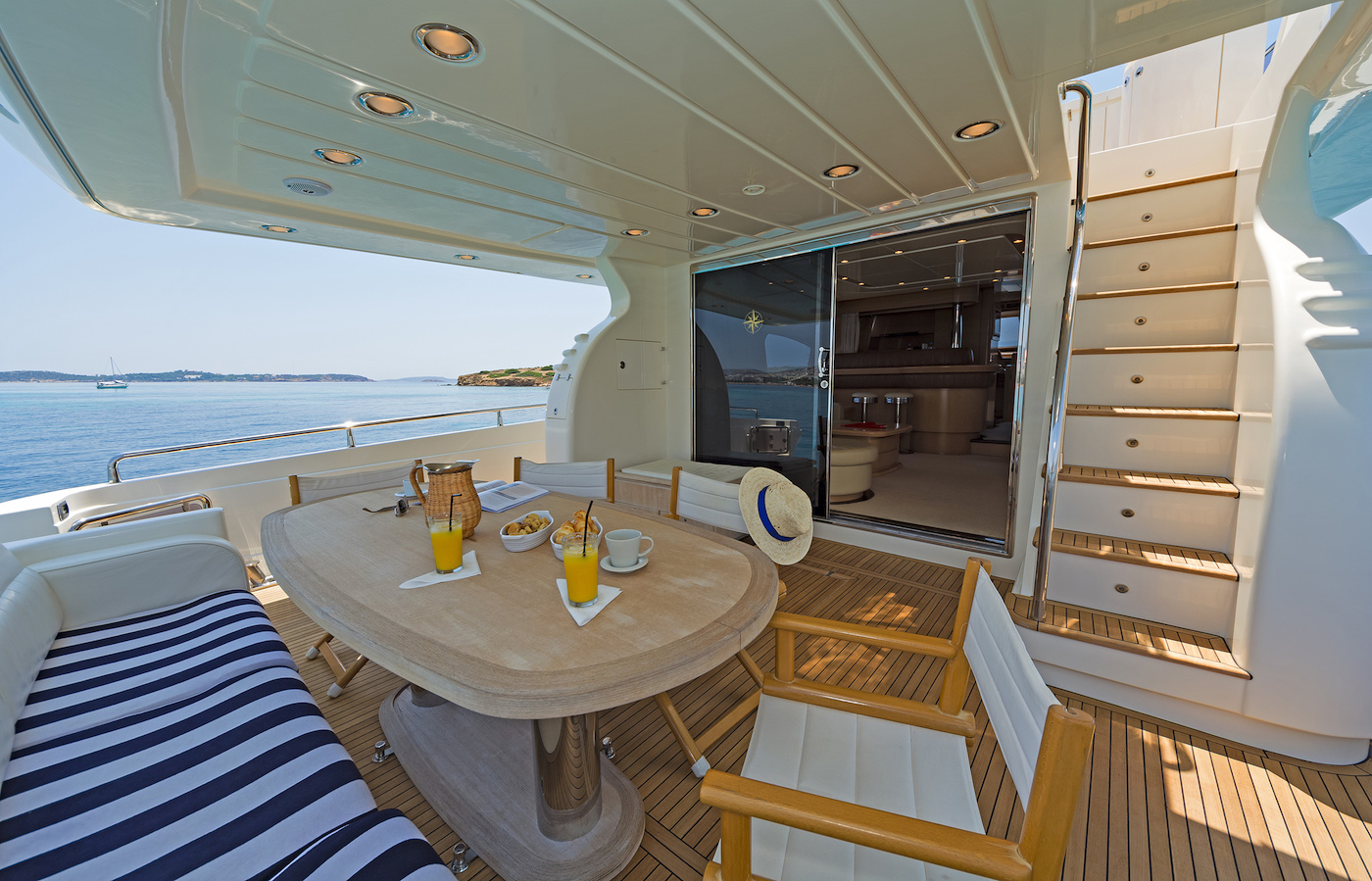 alfresco dining table on aft deck.jpg