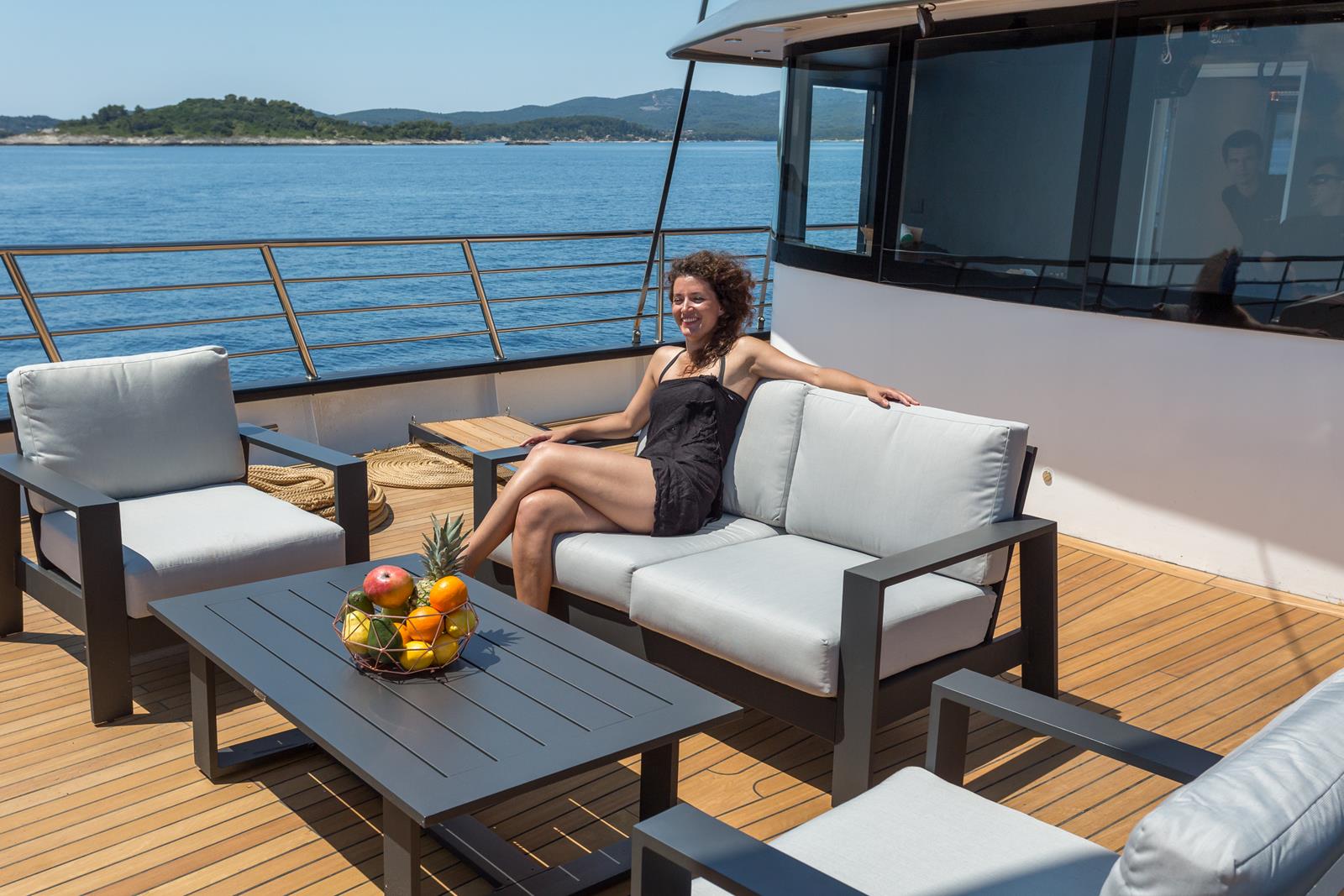 alfresco seating area.jpg