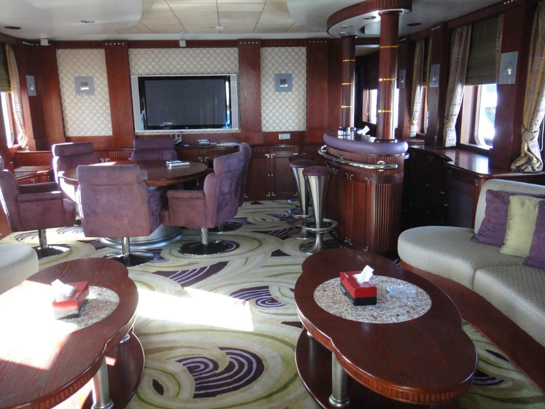 bar and seating in salon.jpg