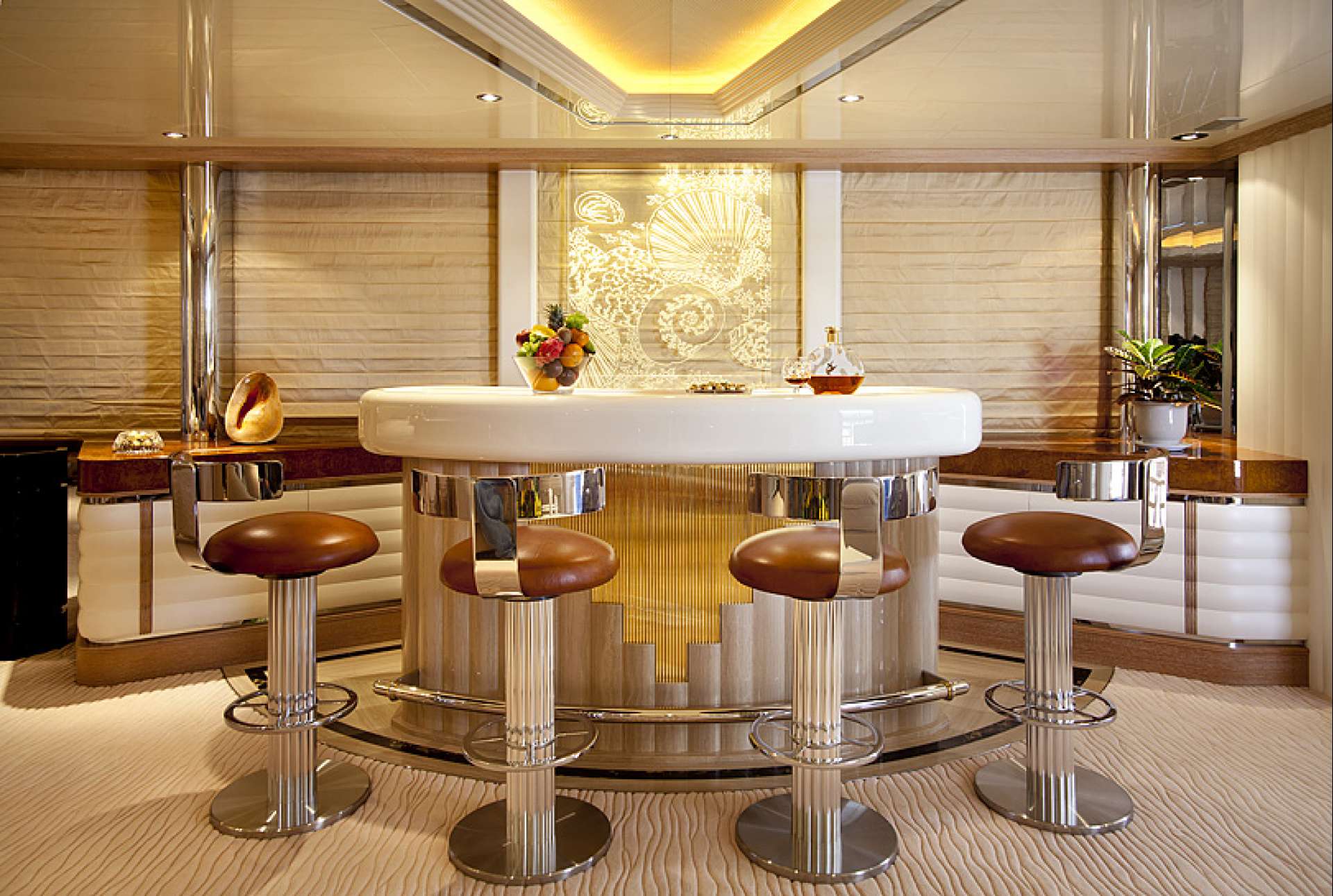 bar area in the main saloon.jpg