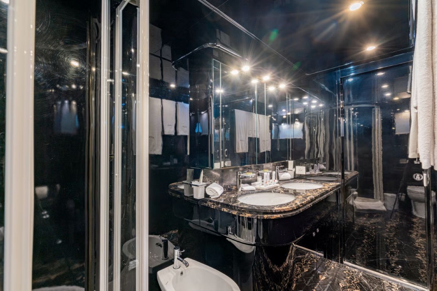 bathroom 03.jpg
