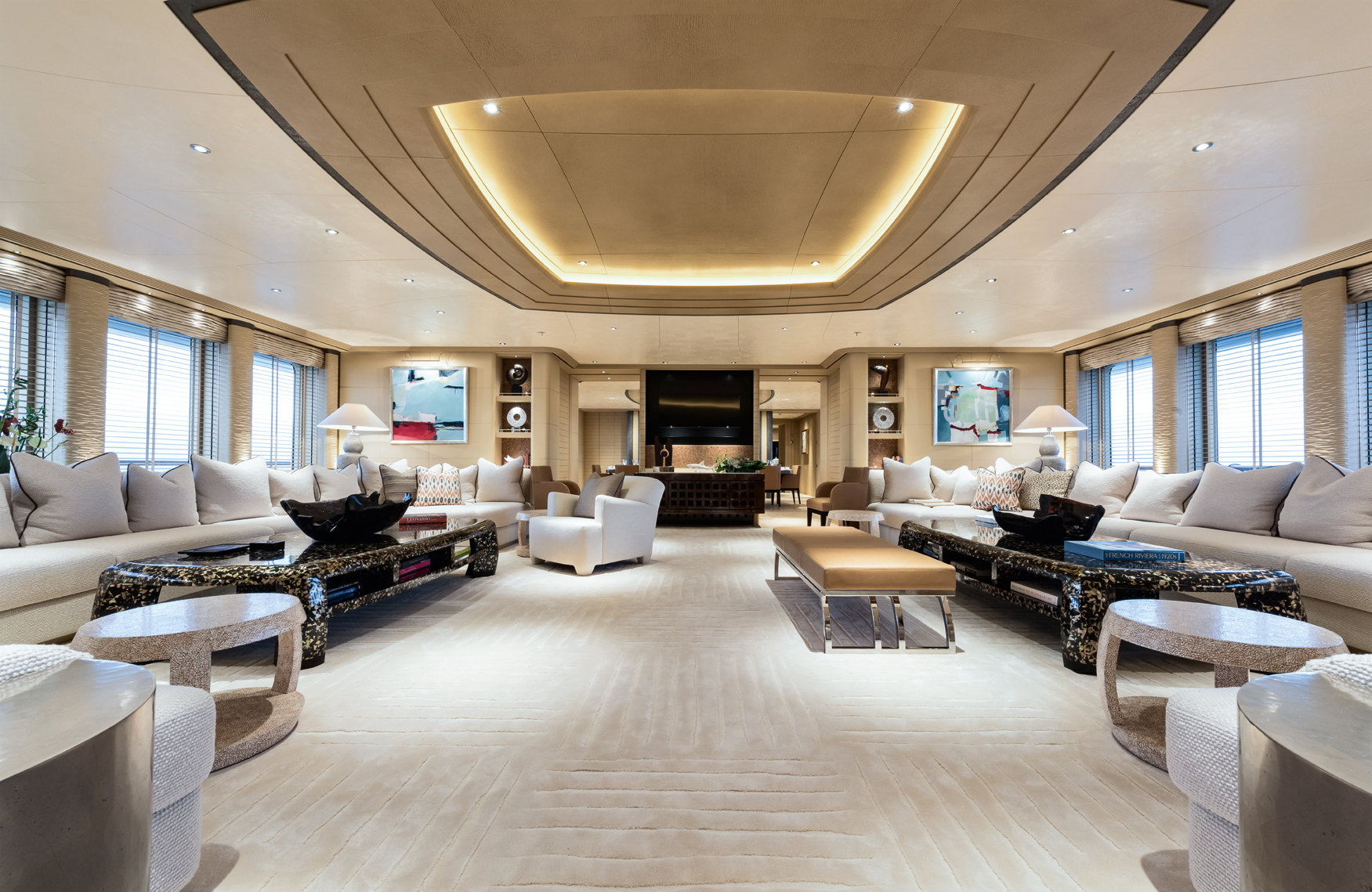 beautiful main saloon with plenty of natural ligth.jpg
