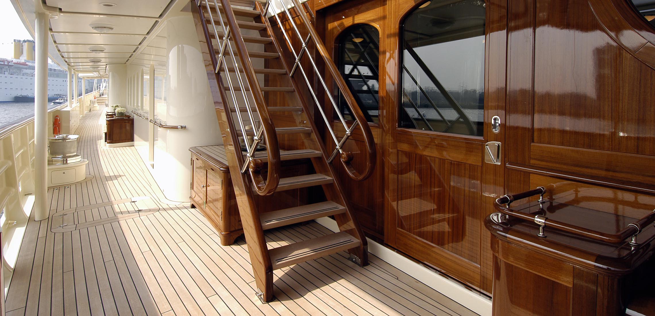 beautiful woodwork - stairs.jpg