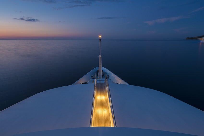 bow towards the horizon at night .jpg