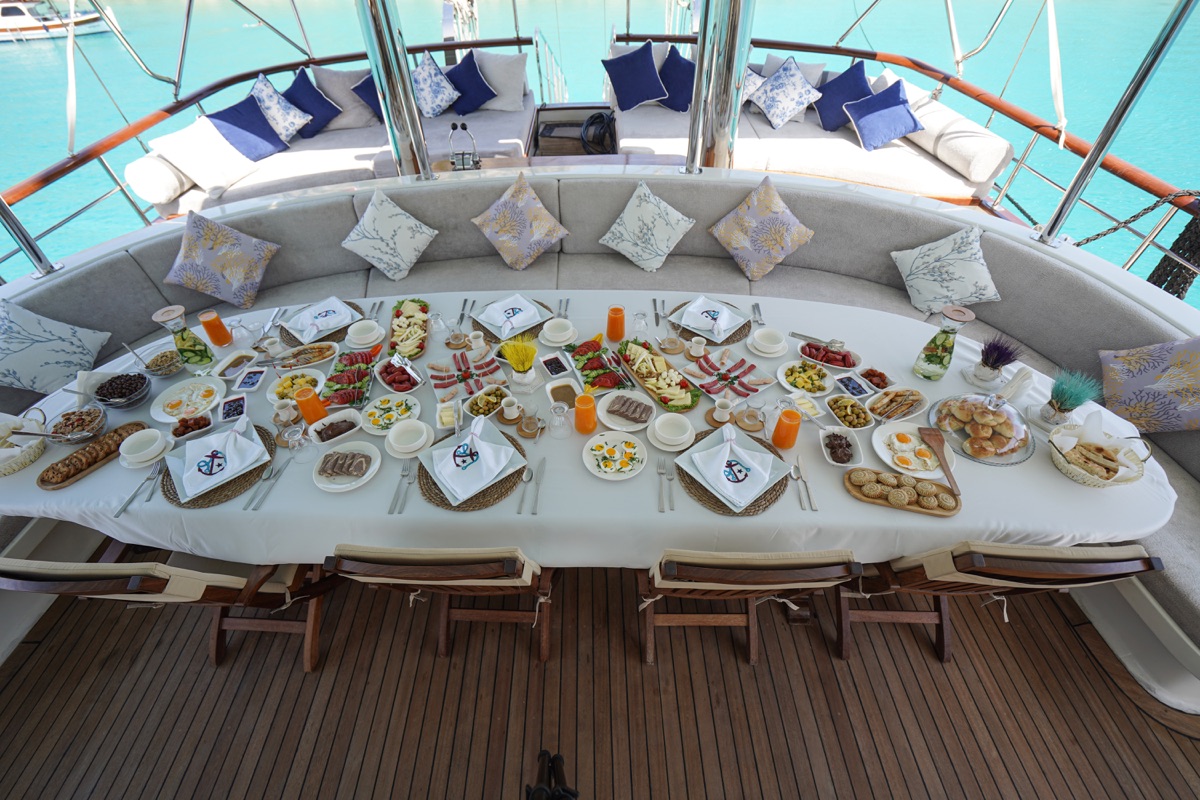breakfast at prenses esila gulet.jpg