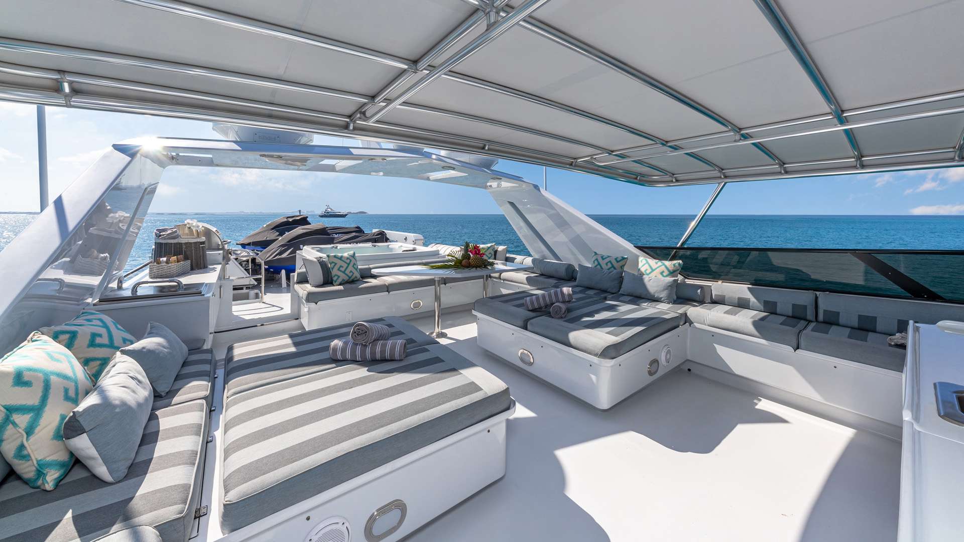 bridge  deck with Jacuzzi.jpg