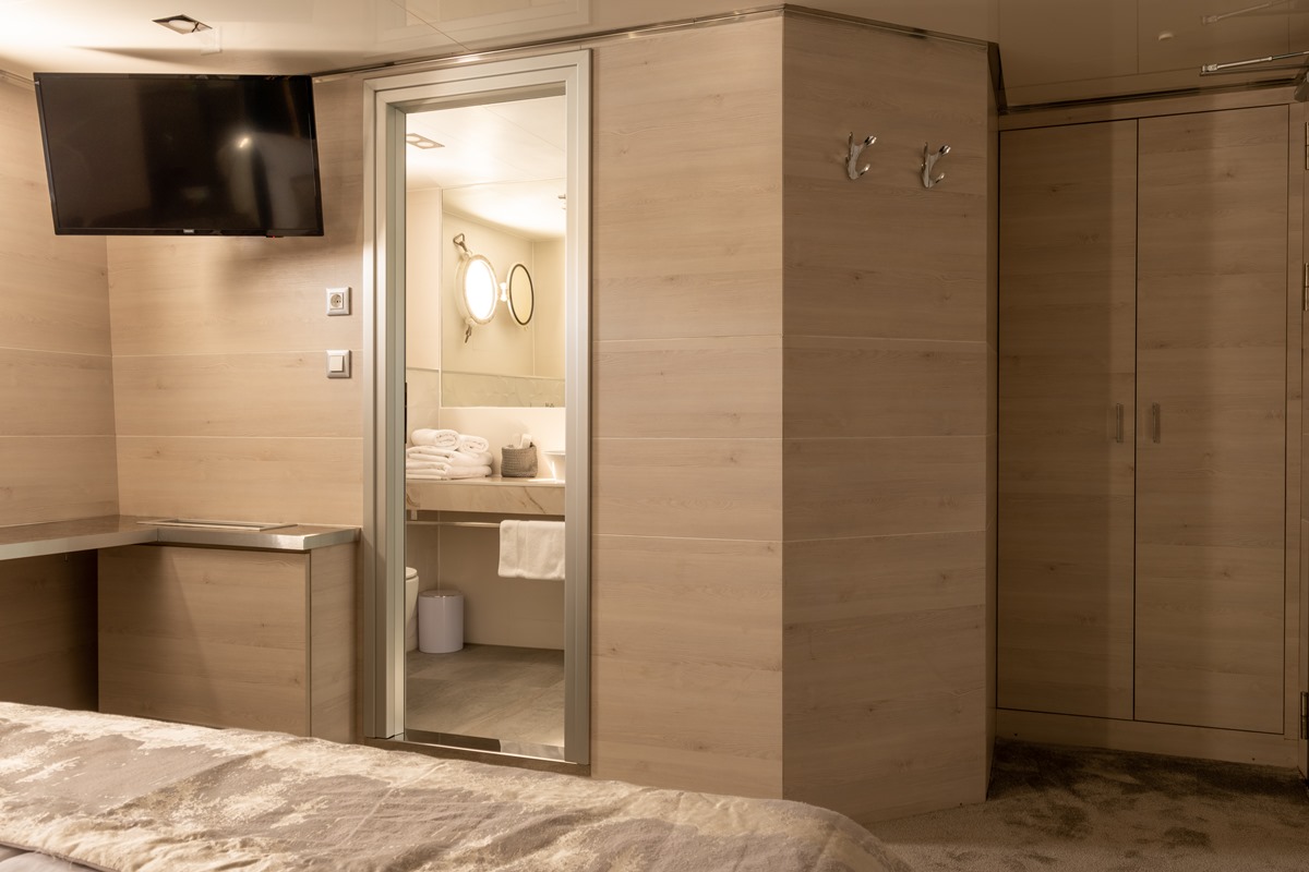 cabin bathroom .jpg