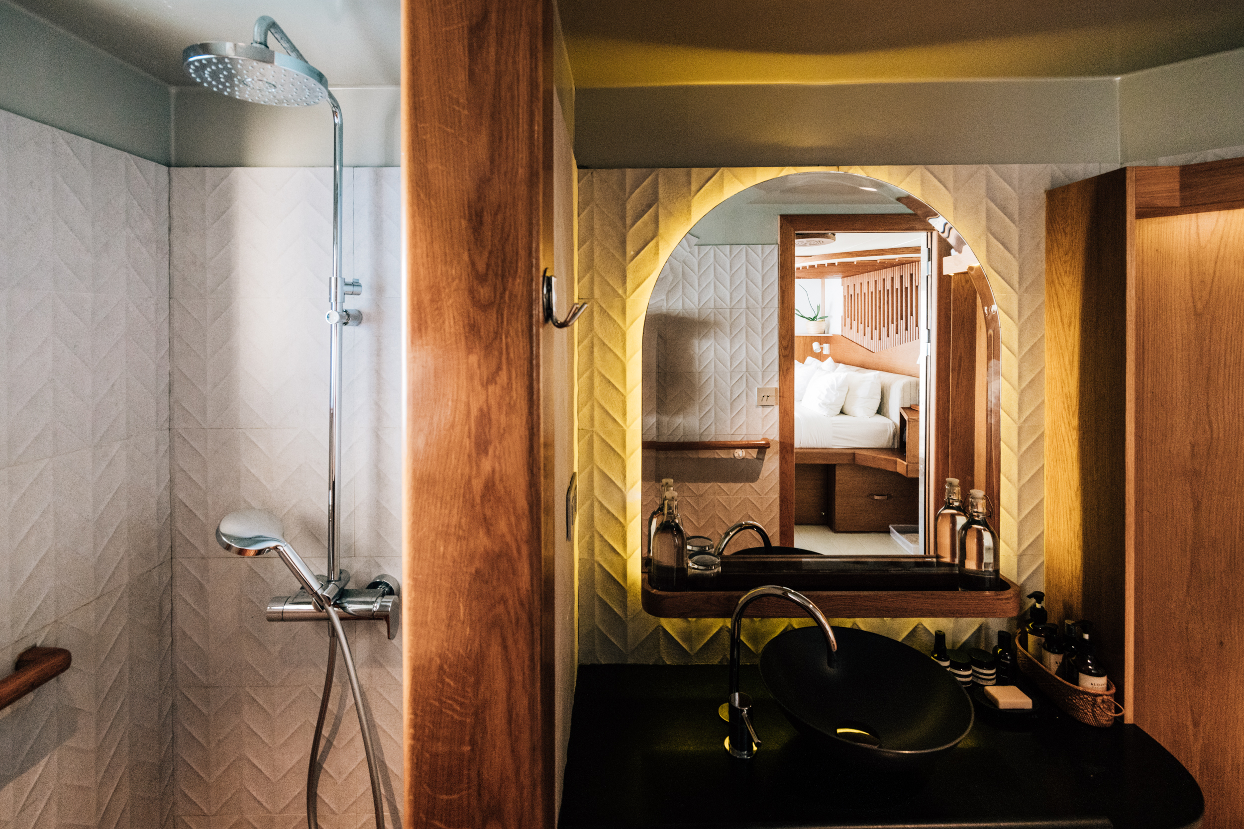 cabin ensuite - Kudanil - Jack Johns.jpg