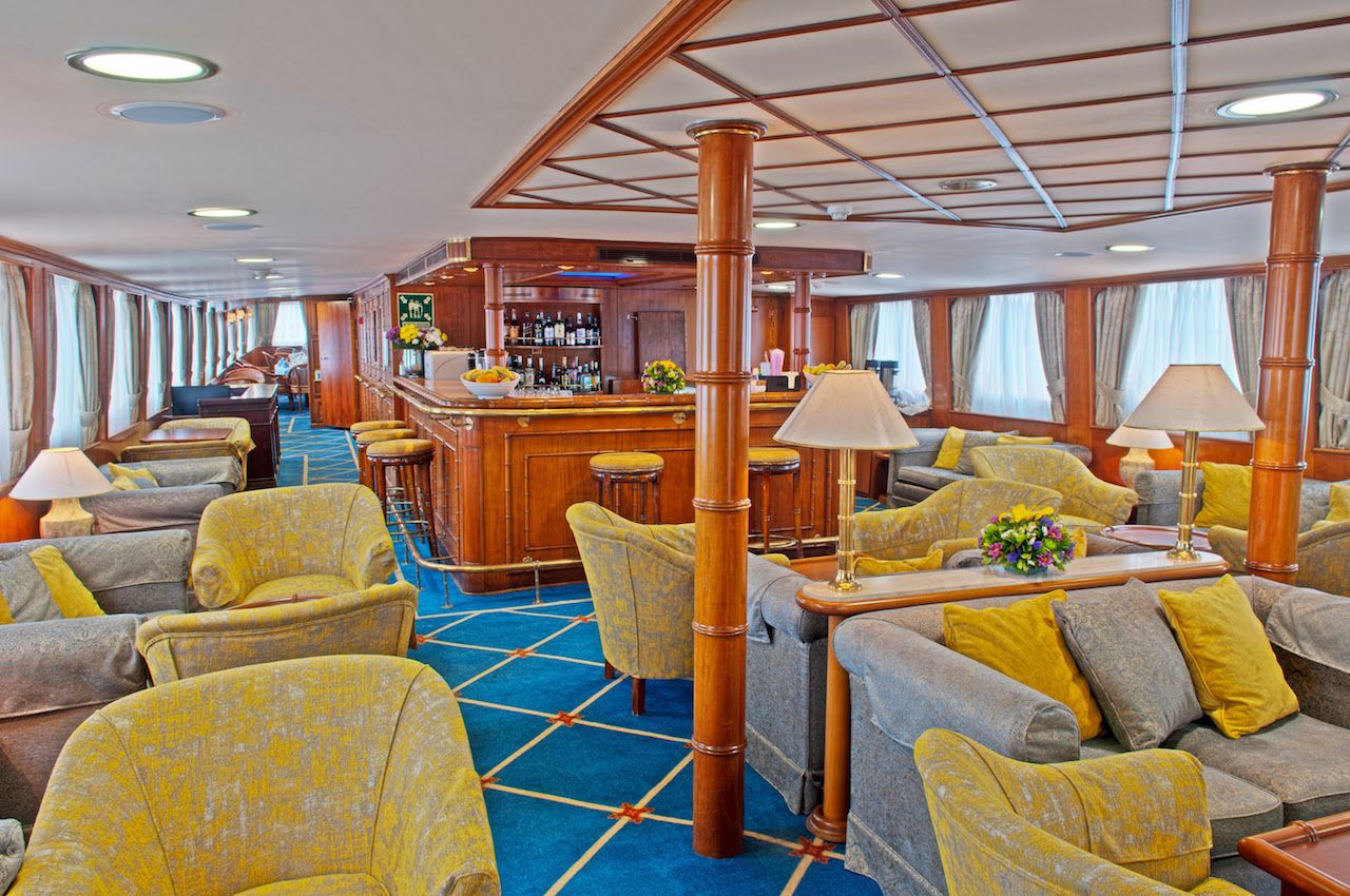 callisto-lounge-with-bar.jpg