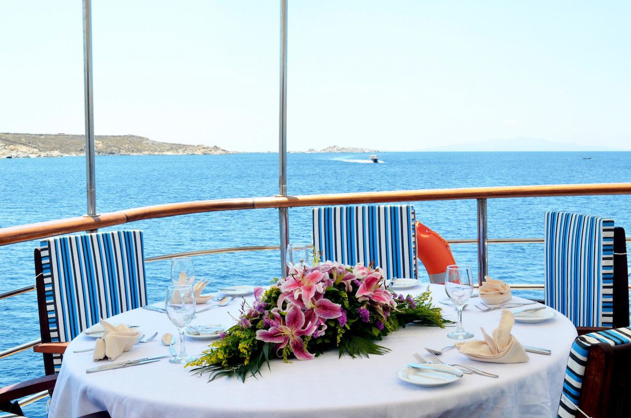 callisto-outdoor-dining-area.jpg