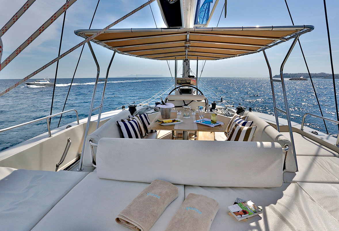charter-catamaran-anassa-flybridge.jpg