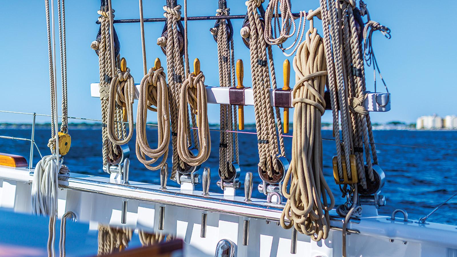 columbia-classic-sailing-yacht-ropes-detail-credit-thierry-dehove.jpg