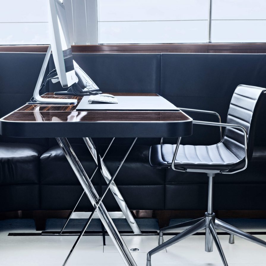 computer desk.jpg