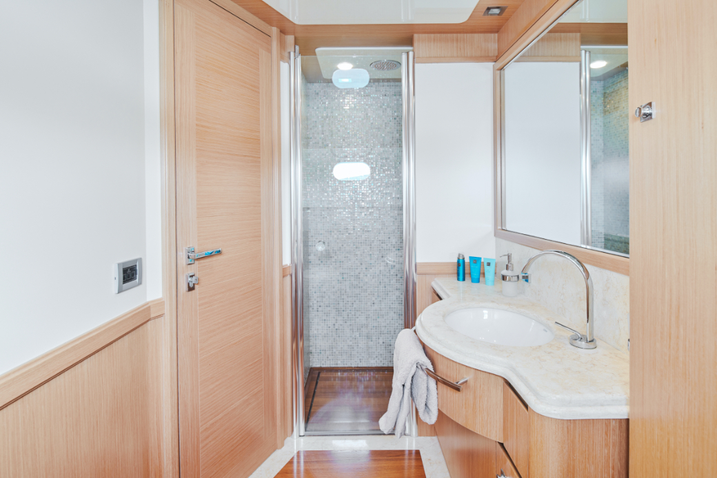 convertible cabin bathroom .jpg