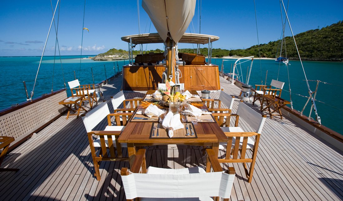 deck alfresco dining.jpg
