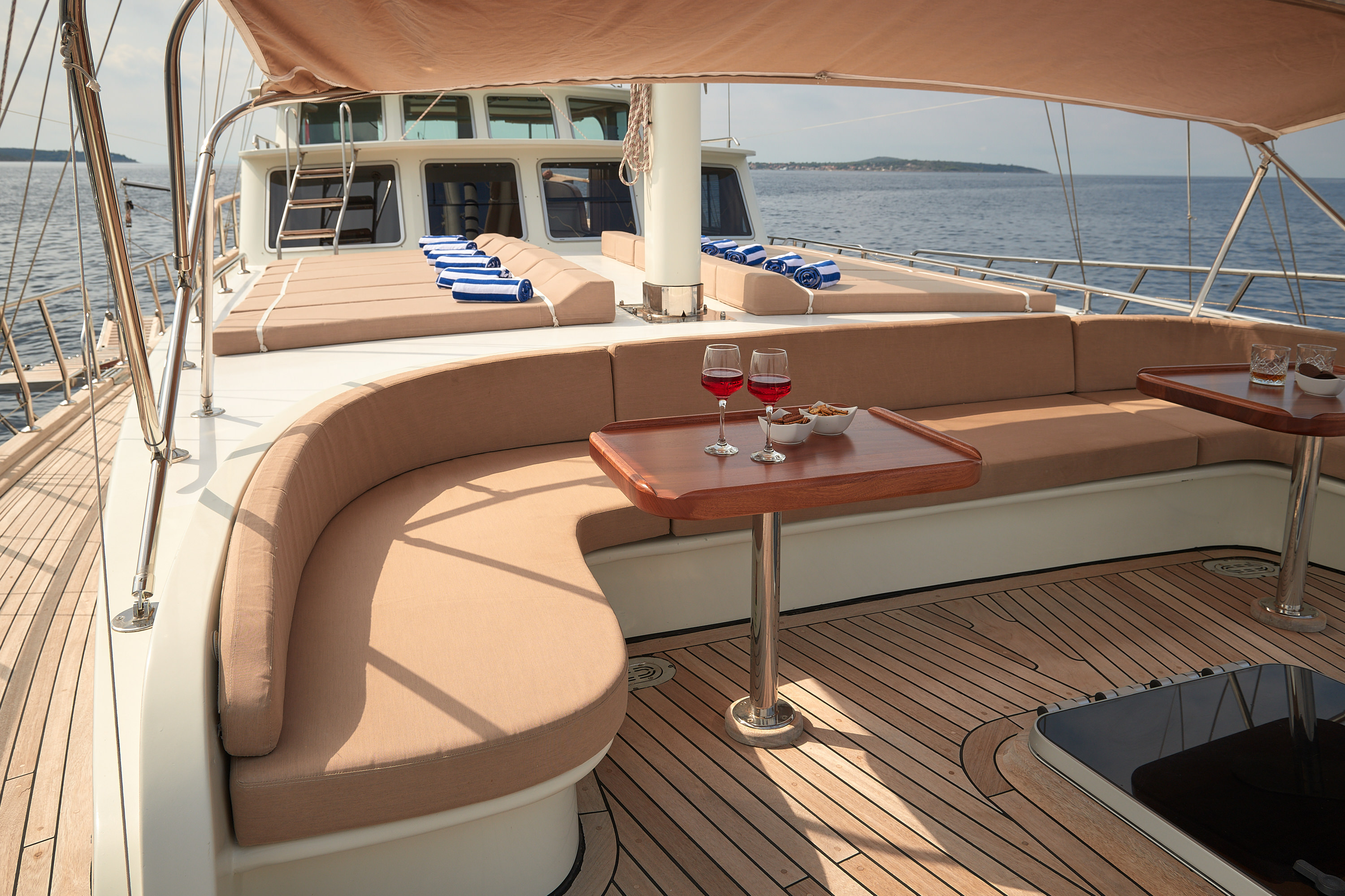 deck relaxation area .jpg