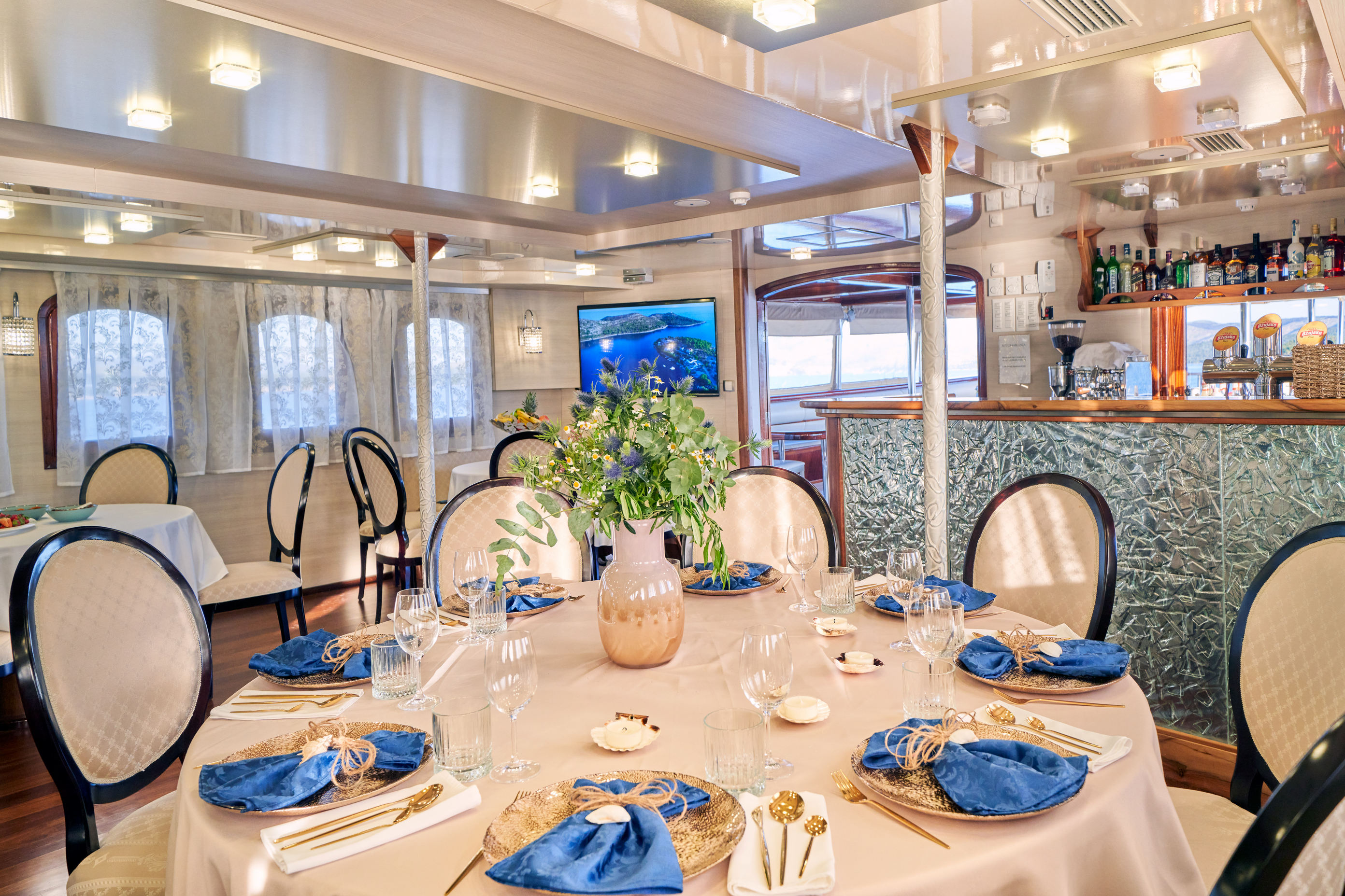 dinin room detail.jpg