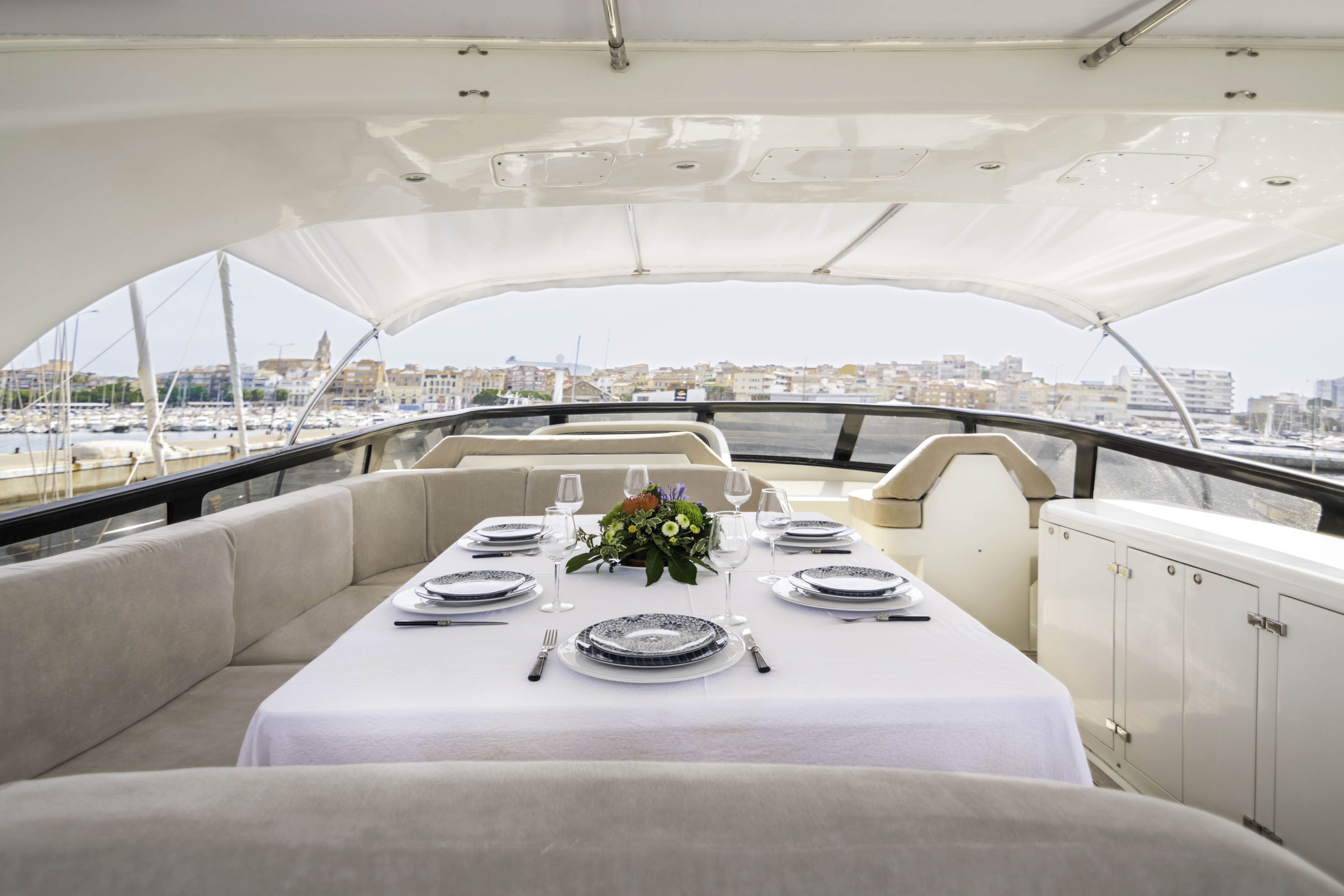 dining area on the flybridge.jpg