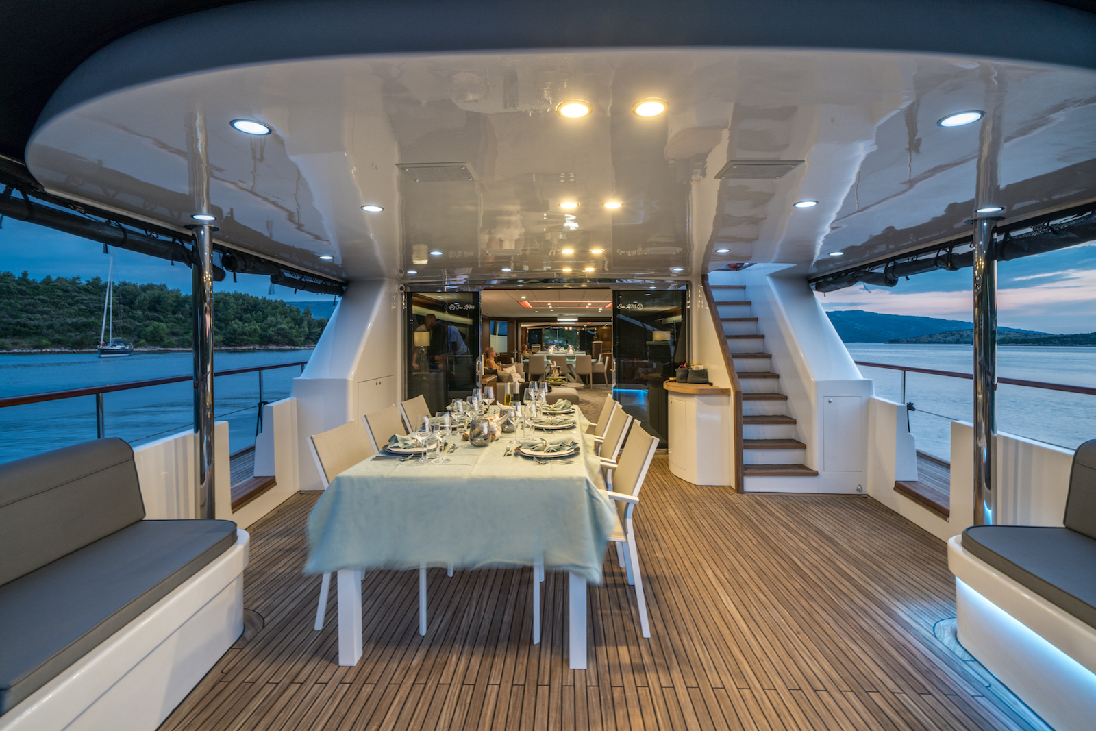 dining on aft deck.jpg