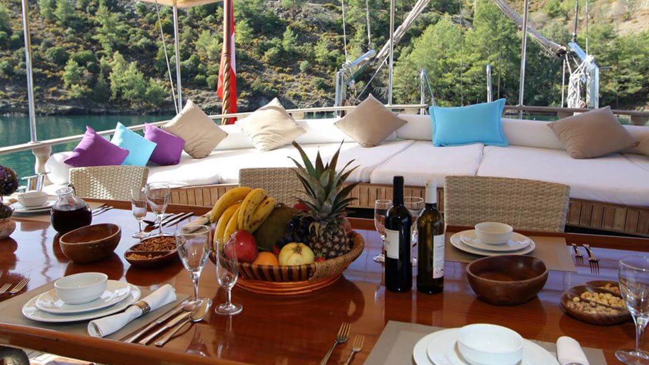 dining set up al fresco.jpg