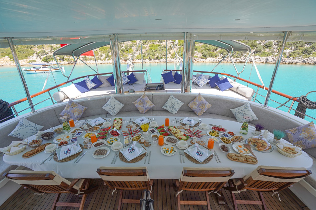 dining set up alfresco  .jpg