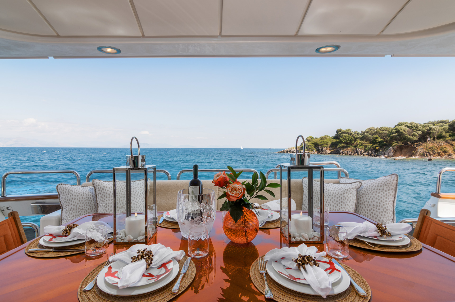 dining set up on aft deck .jpg