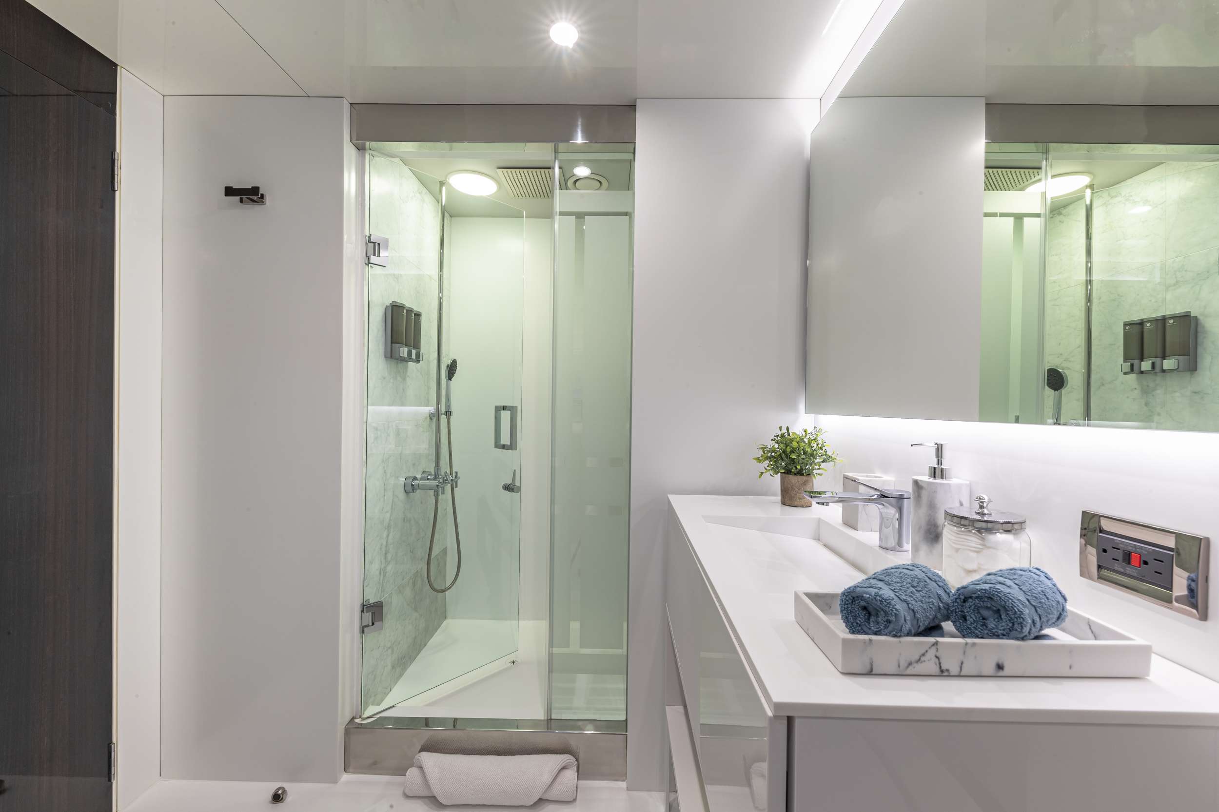 doube guest ensuite.jpg
