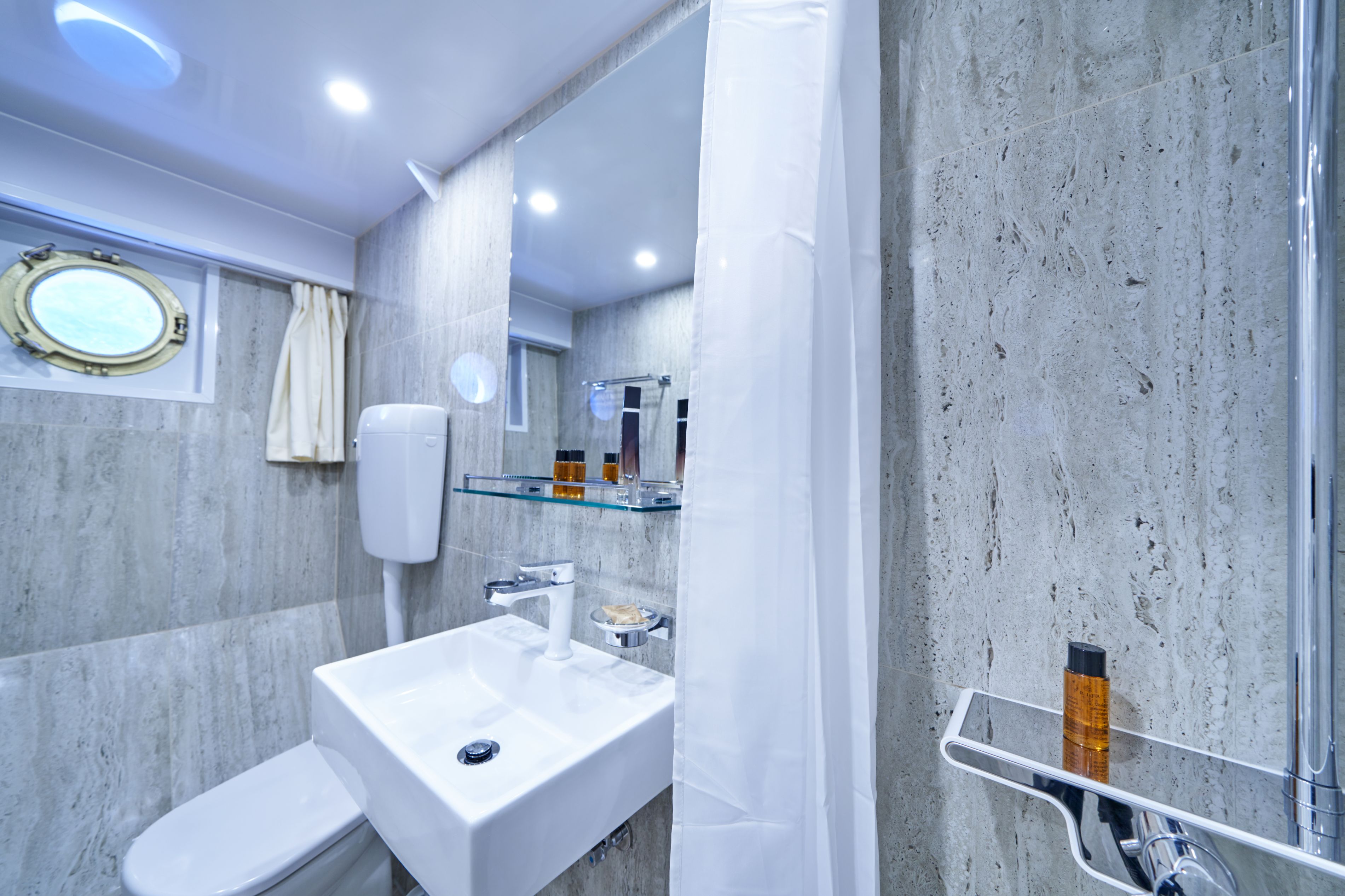 double cabin - ensuite.jpg