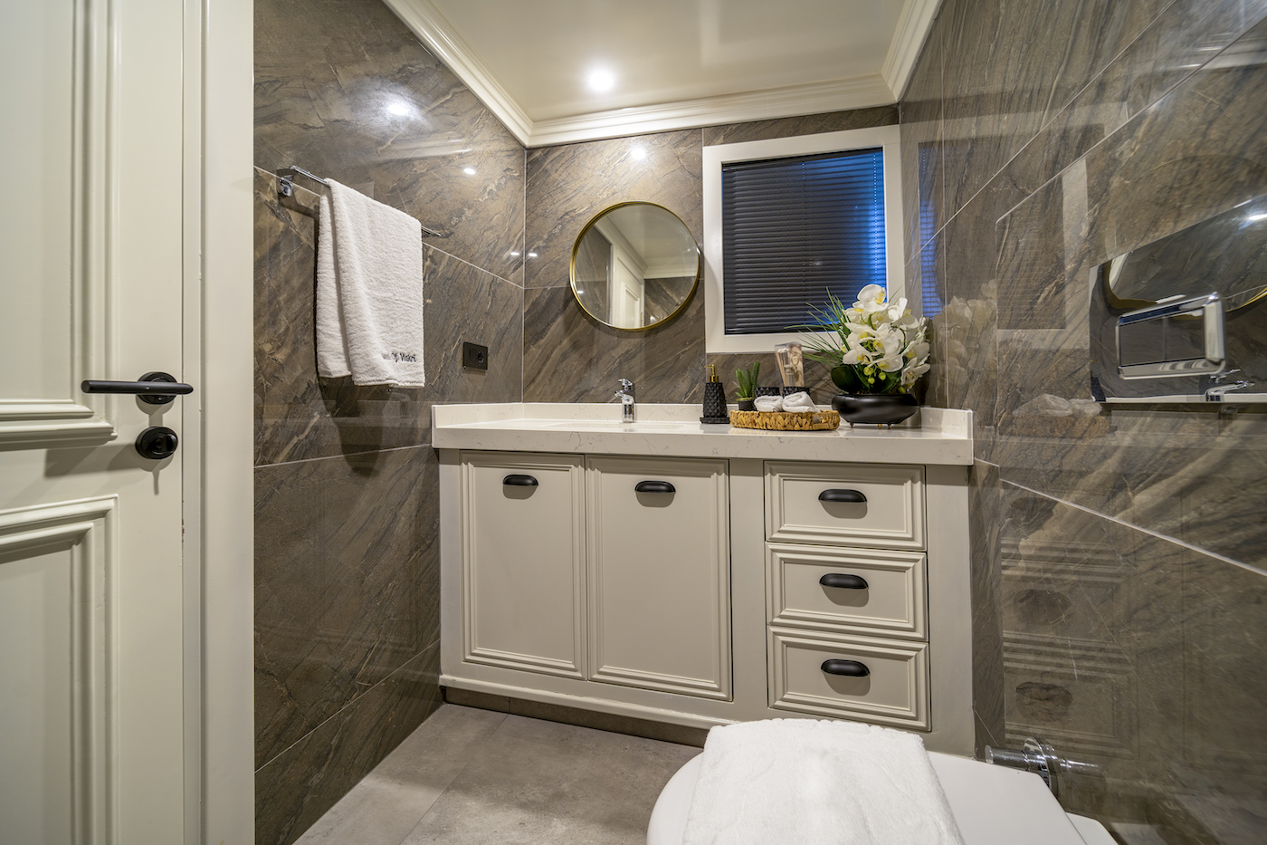 double cabin 1 - ensuite bathoom .jpg