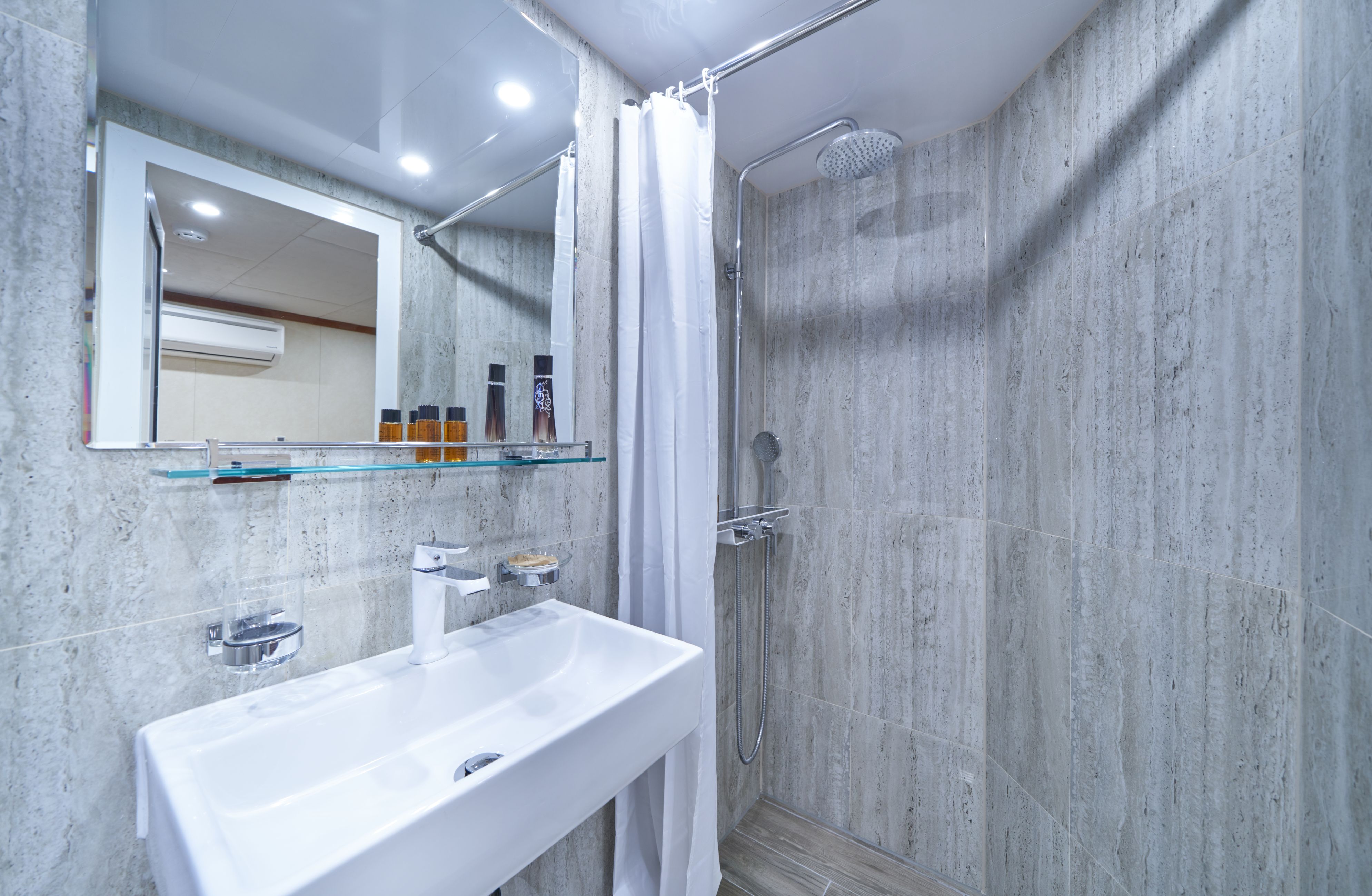 double cabin bathroom .jpg
