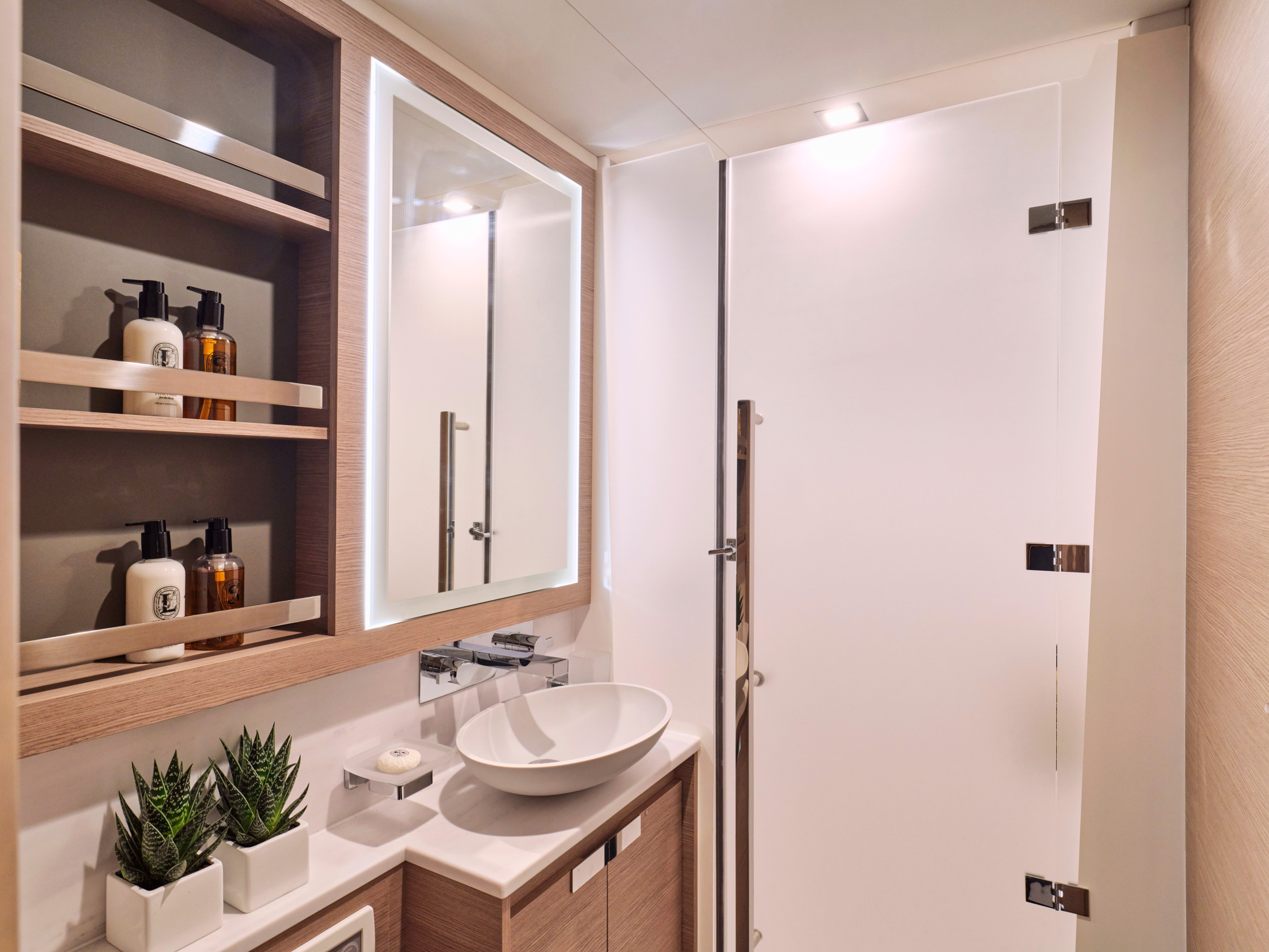 double cabin for guests - bathroom .jpg