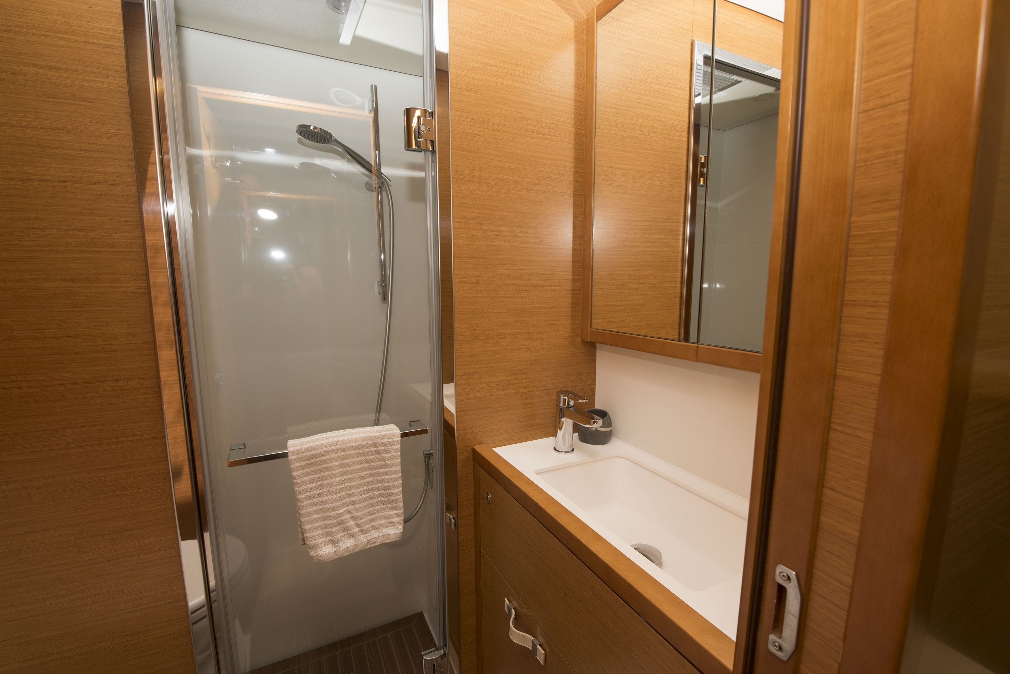 double guest  ensuite.jpg