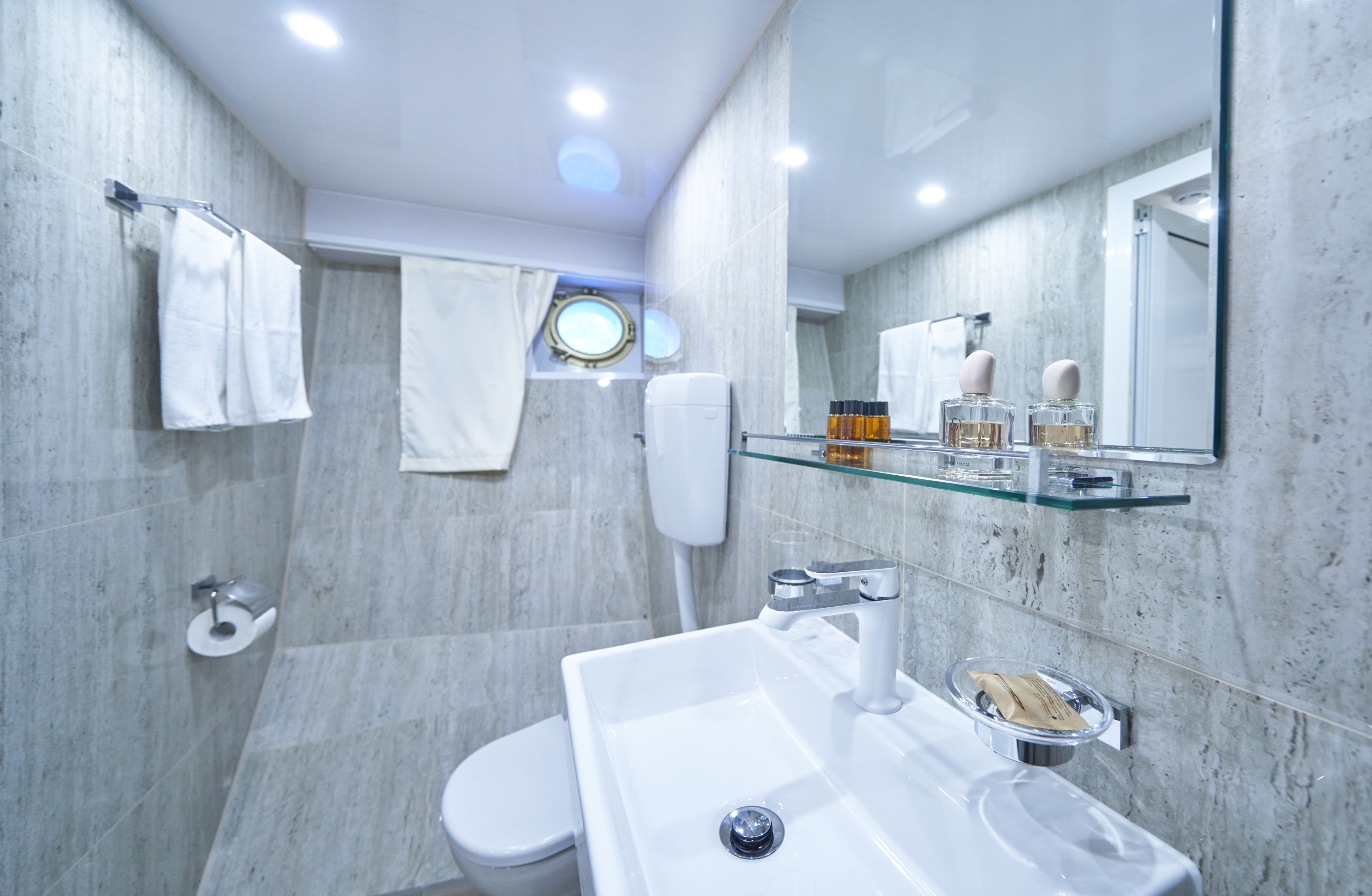 double guest cabin 3 ensuite .jpg
