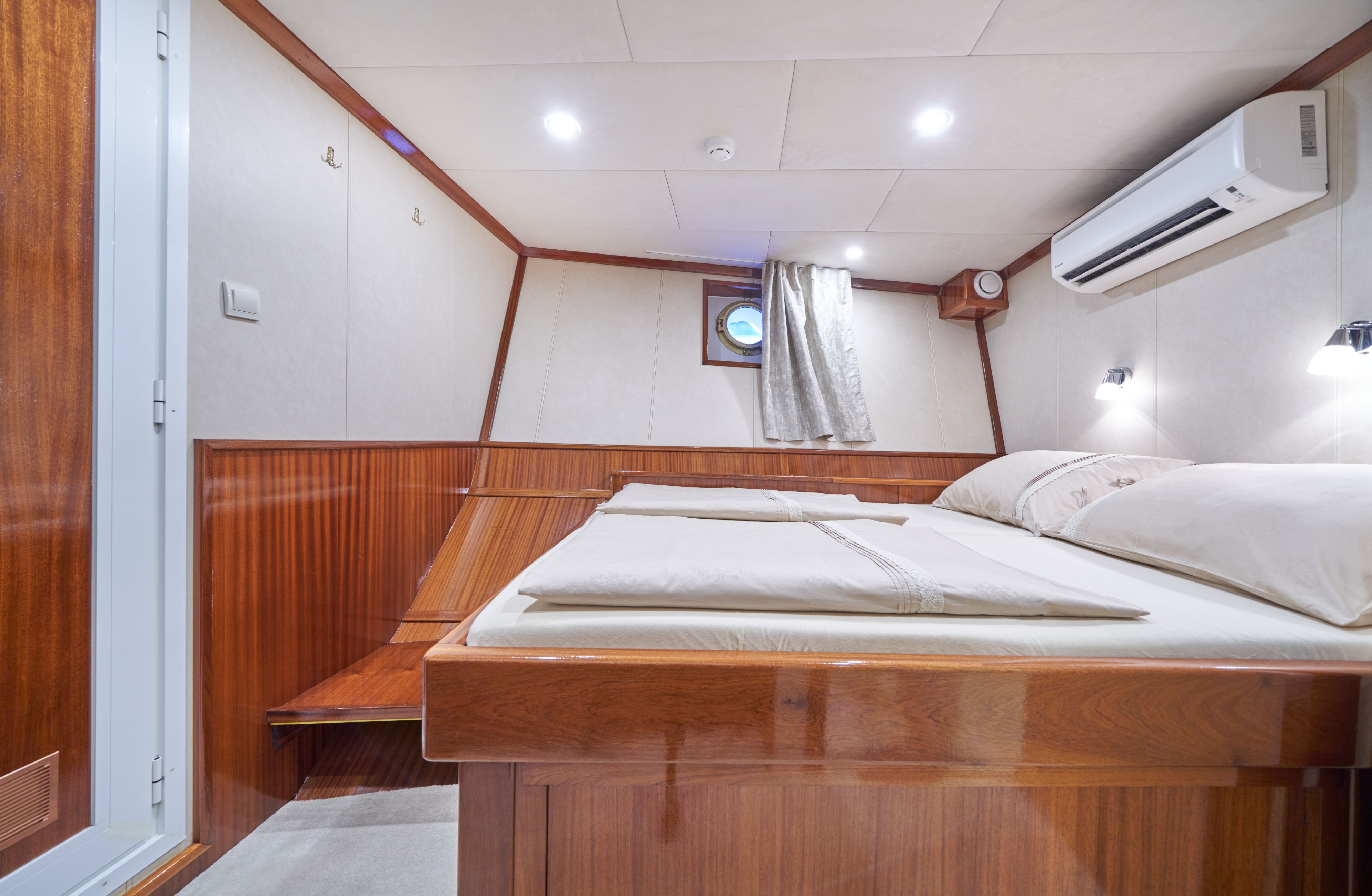 double guest cabin 3.jpg