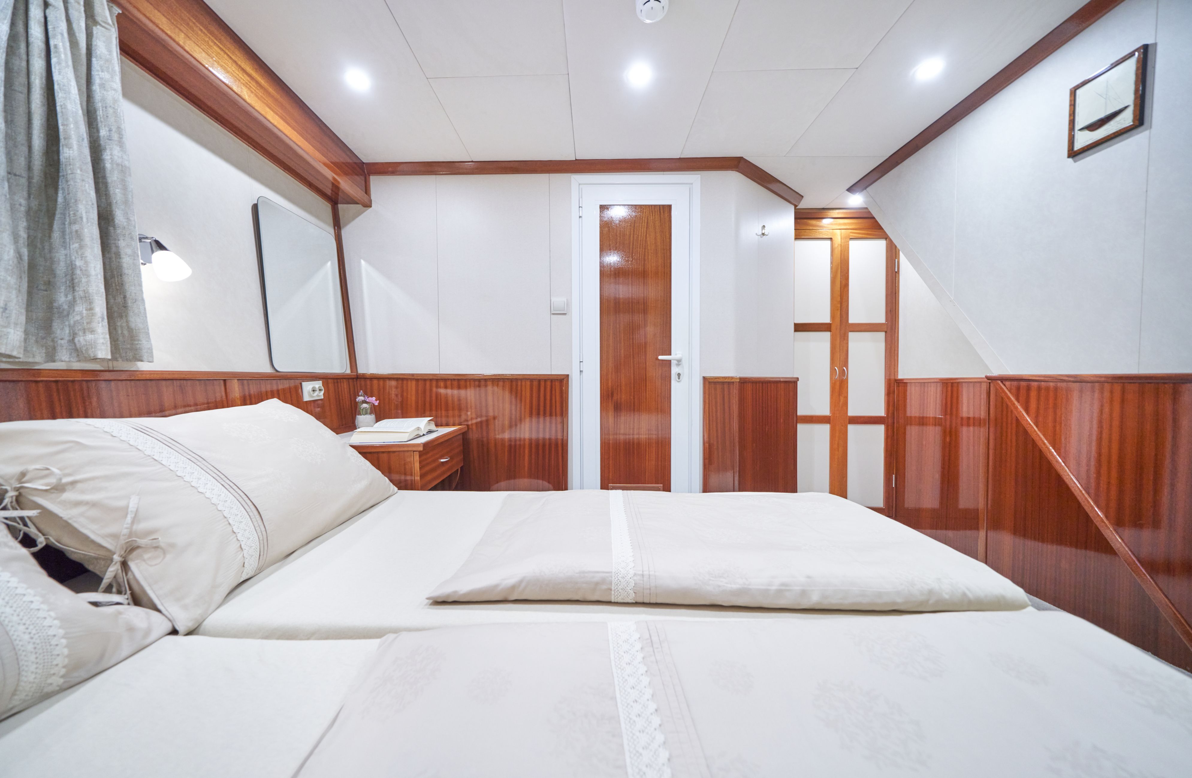double guest cabin 4 .jpg