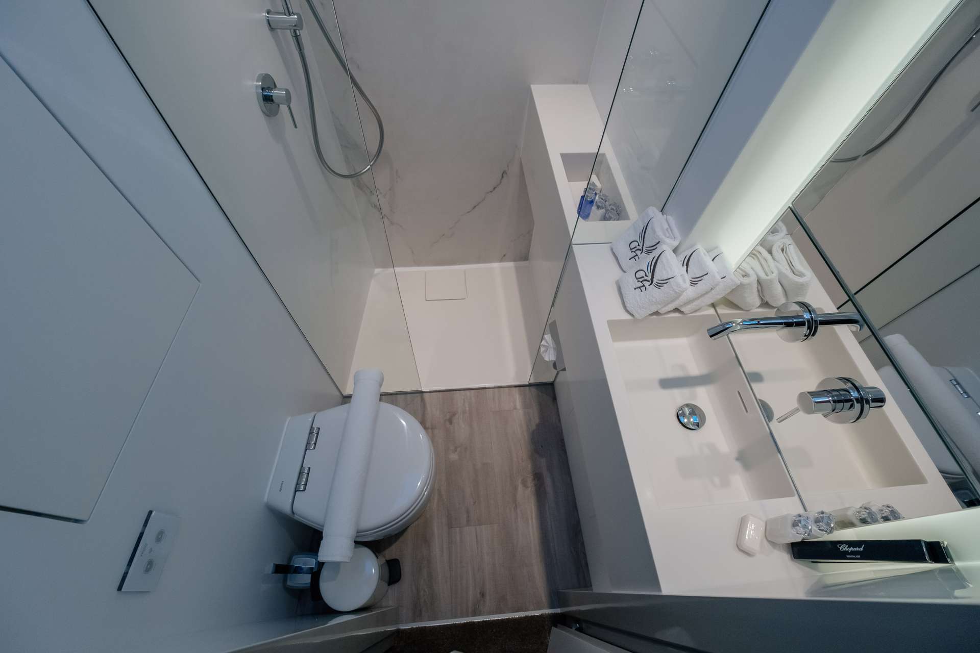 double guest cabin ensuite bathroom .jpg