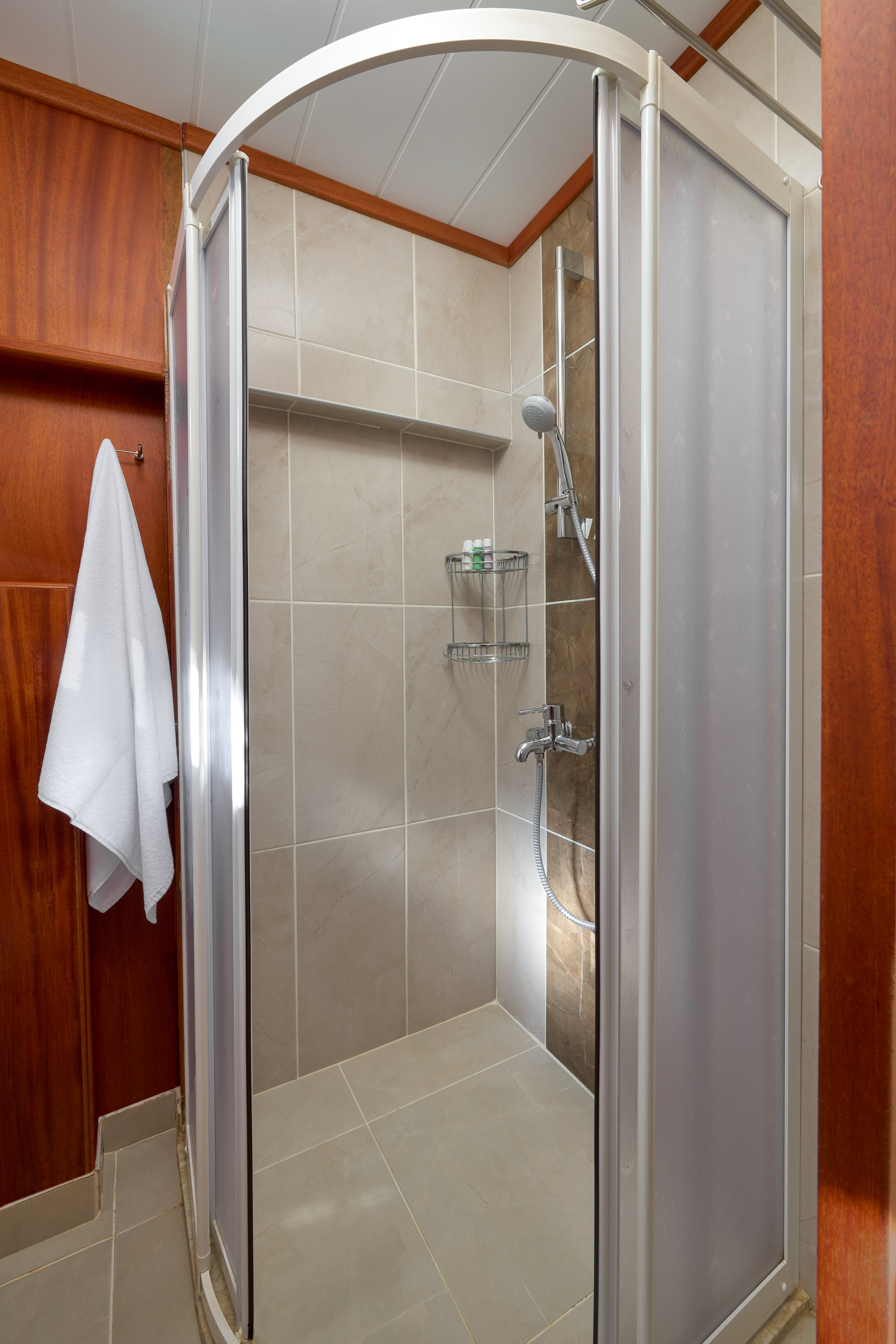 double guest cabin for guests shower.jpg