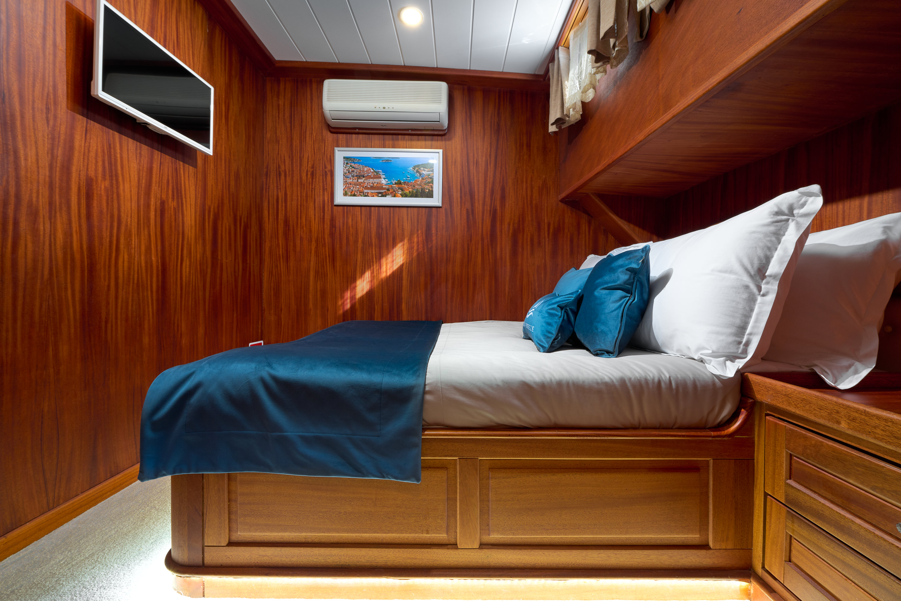 double guest cabin for guests.     .jpg