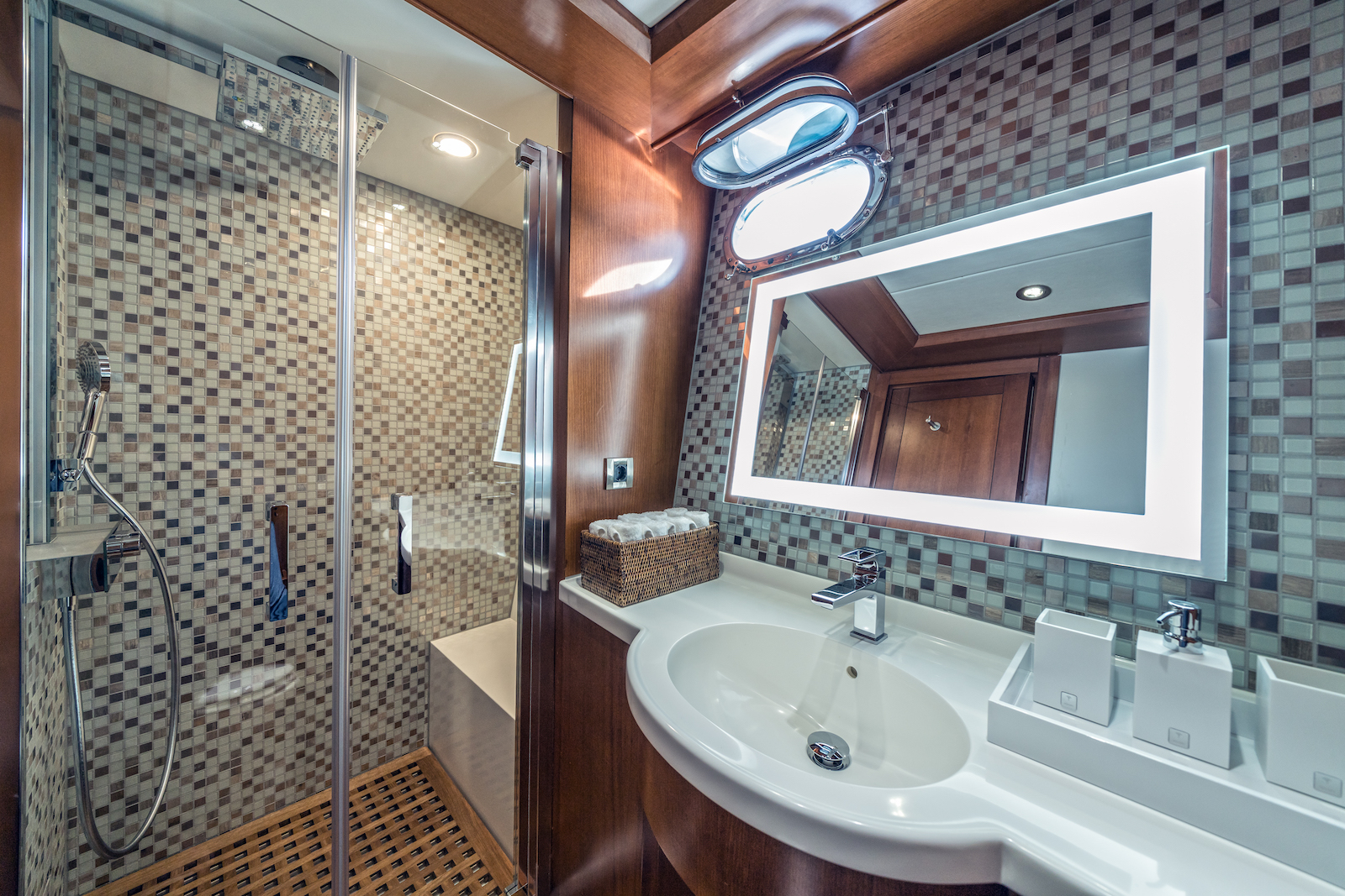 double guest ensuite bathroom .jpg