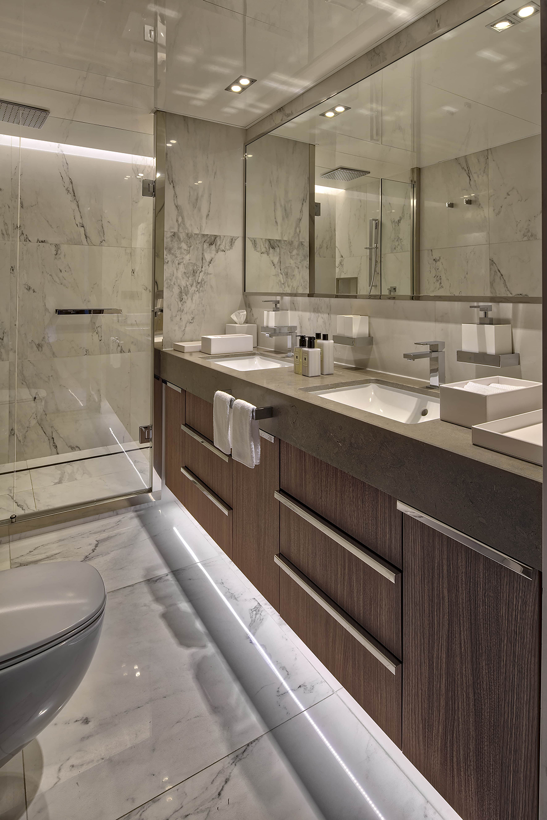 double guest stateroom bathroom.jpg