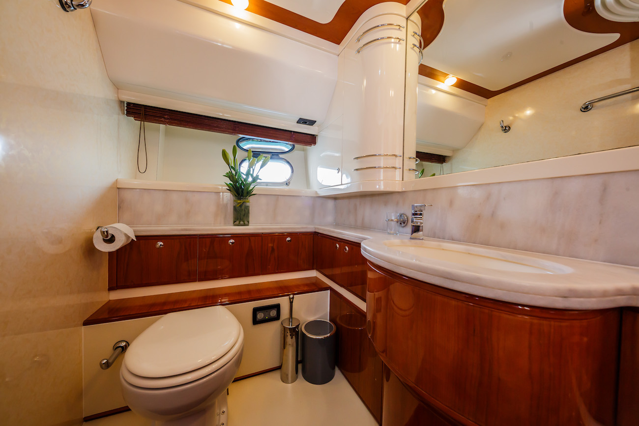 enquite bathroom.jpg