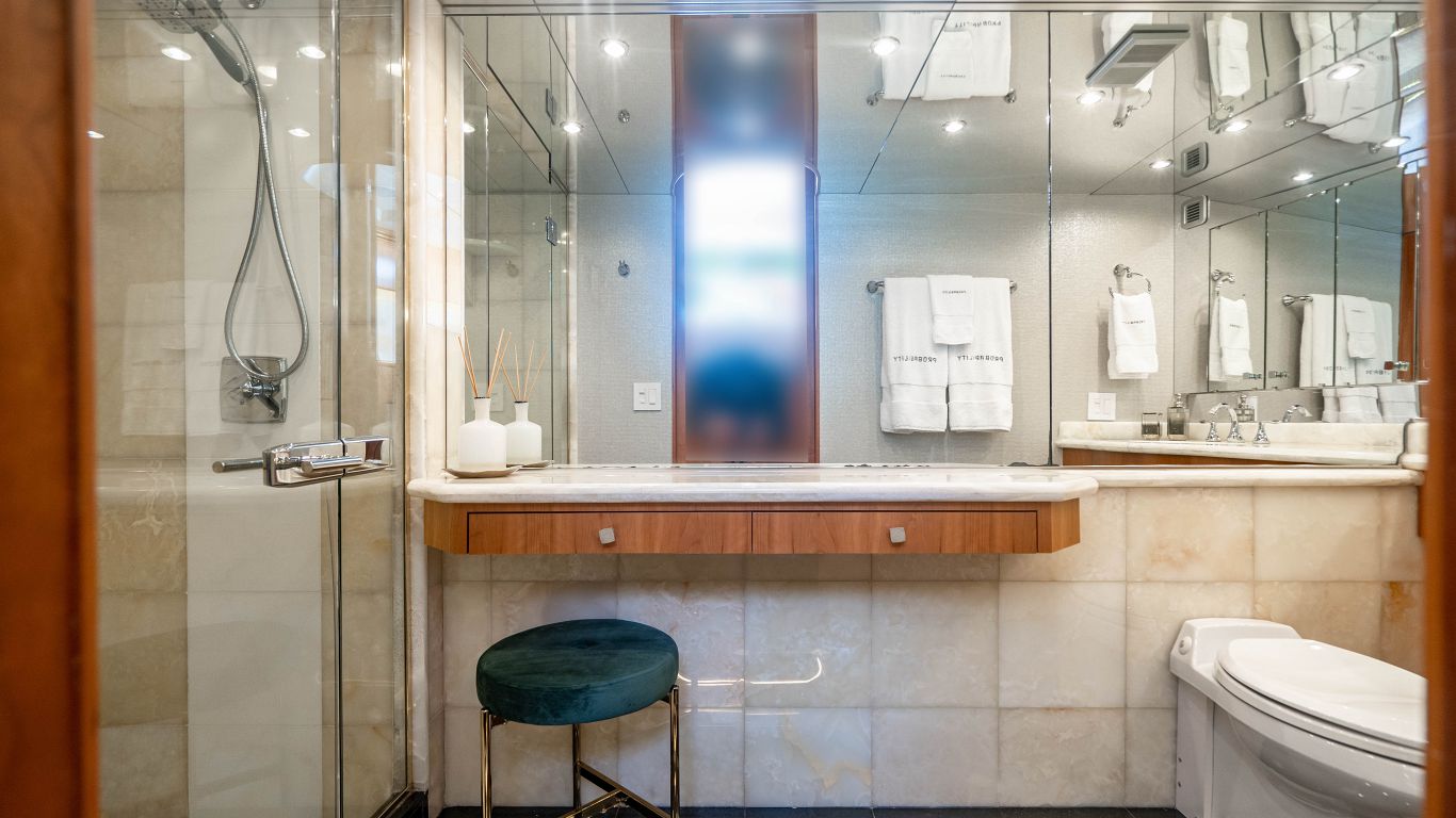 ensuite bahtroom .jpg