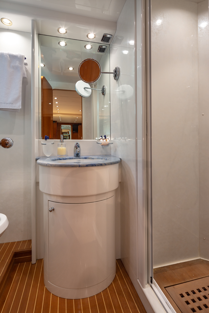 ensuite guest.jpg