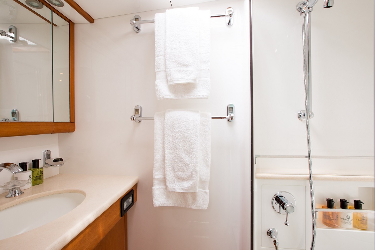ensuite to double cabin.jpg