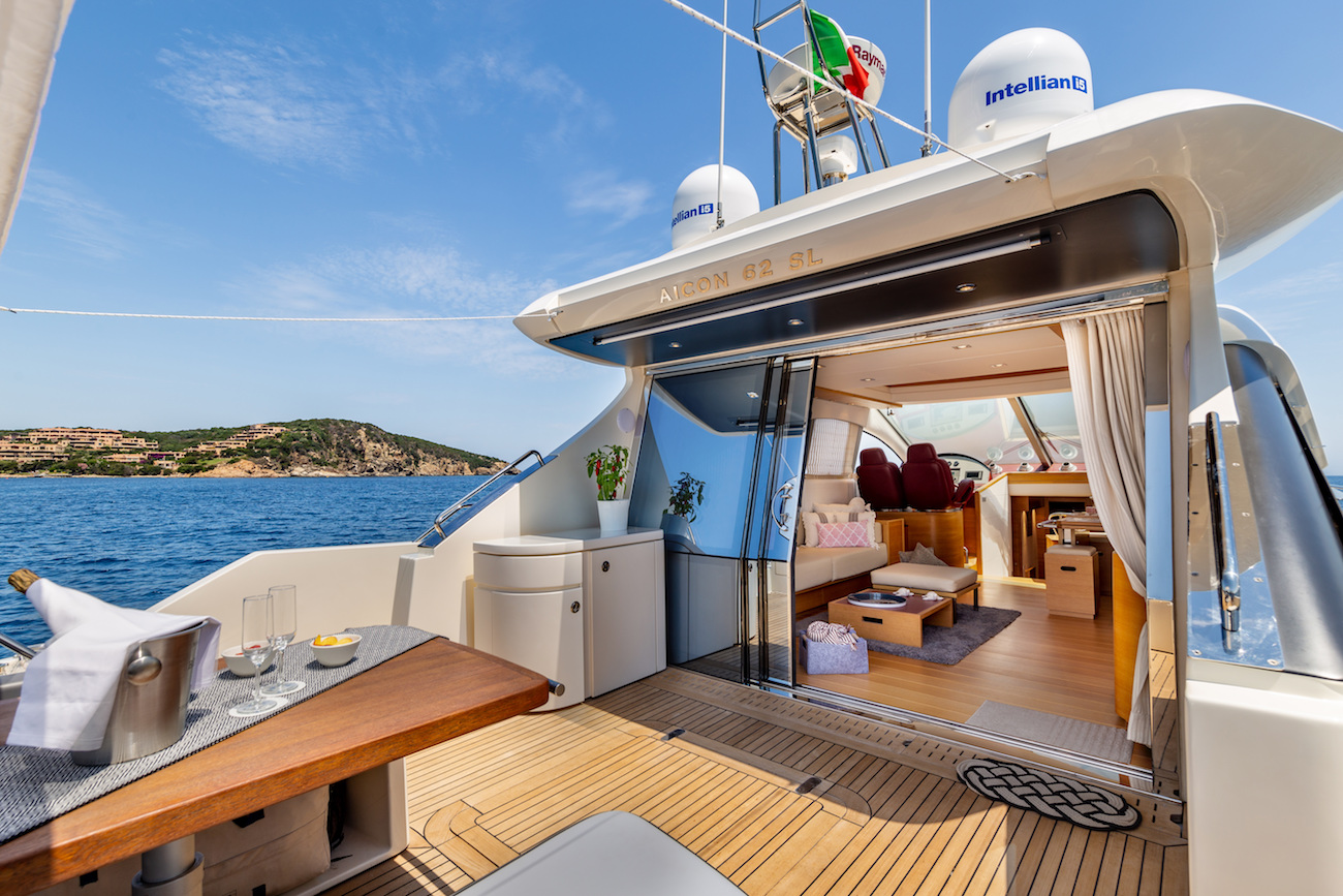 exterior deck and interior flow.jpg