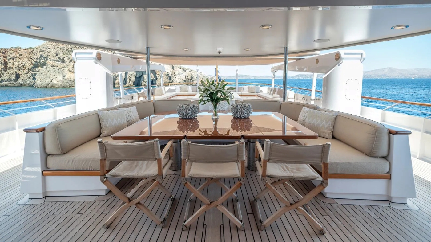 exterior dining area 01.jpg