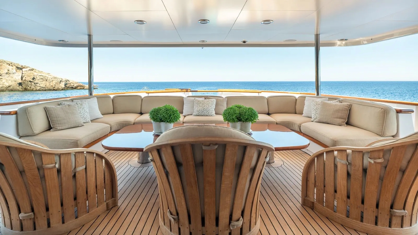 exterior dining area 02.jpg